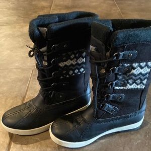 Khombu Daria Black White Knit Embroidered Snow Boots. Women’s Size 5. NWT! ⛄️⛄️